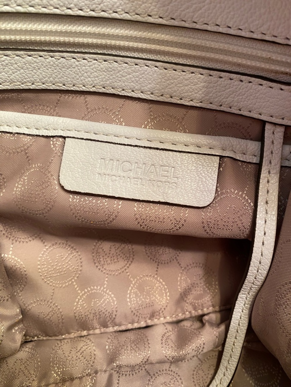 Michael Kors White Leather Shoulder Bag with Gold Hardware - Picture 6 of 8